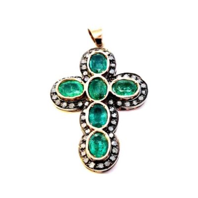 Smaragdový kříž s diamanty