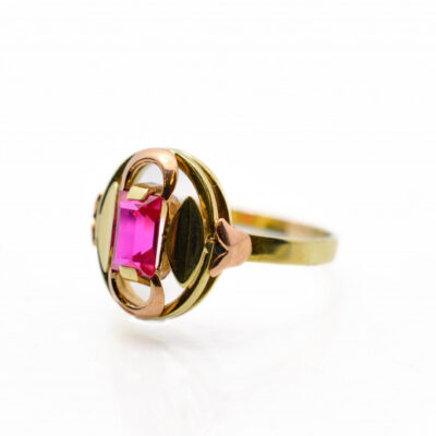 Zlatý prsten s růžovým kamenem. Vel. 55