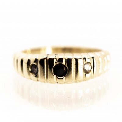 Zlatý prsten s tmavým kamenem a zirkony, vel. 58