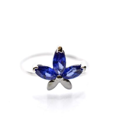 Stříbrný prsten s modrými kamínky, vel. 50